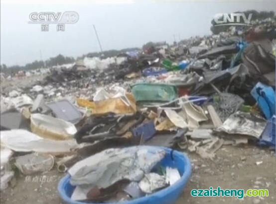 洋垃圾堆积成山