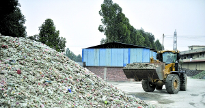 铲车将玻璃运输到传送带上