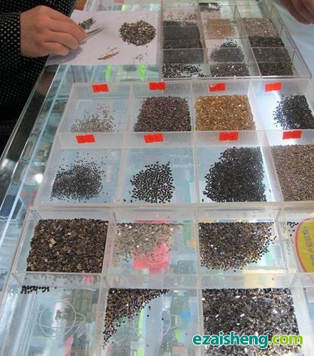 将元器件引脚上的焊剂和焊锡清除，并进一步分类