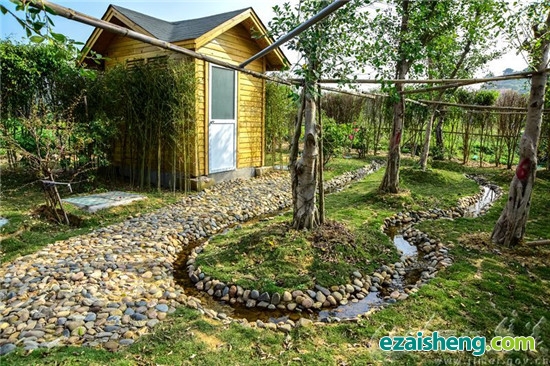 集美区农村分散式生活污水处理工程建设另一创新就是采用一体化采购模式,对设计、施工、三年运行维护管理统一采购。黄四海告诉记者,目前,群众日益增长的公共服务需求对政府管理和服务模式提出了新要求。在集美区分散式污水处理设施建设过程中,为了加快进度,提供更好的服务,推行“一体化”政府购买服务的方式。采购付款方式为三年分四次付款,工程竣工验收并投入使用、出水水质检测达标排放时拨付30%的合同款,运行满一年并达标排放时拨付25%的合同款,运行满两年并达标排放时拨付25%的合同款,运行满三年
