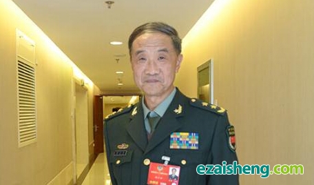 徐小岩委员接受采访。人民网记者 程宏毅摄