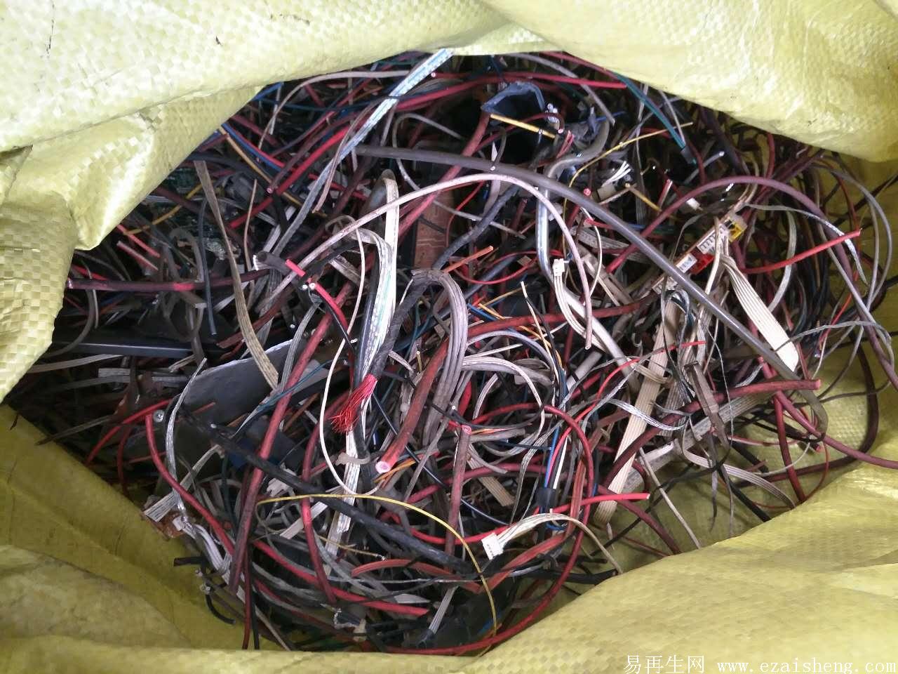 易再生网仅作为用户物色交易对象,就货物和服务的交易进行协商,以及获取各类与贸易相关的服务的地点。但是,易再生网不能控制交易所涉及的物品的质量、安全或合法性,商贸信息的真实性或准确性,以及交易方履行其在贸易协议项下的各项义务的能力。易再生网不能也不会控制交易各方能否履行协议义务。此外,您应注意到,与外国国民、未成年人或以欺诈手段行事的人进行交易的风险是客观存在的。 易再生网不涉及用户间因交易而产生的法律关系及法律纠纷,不会且不能牵涉进交易各方的交易当中。倘若您与一名或一名以上用户,或与您通过本公司网站获取其