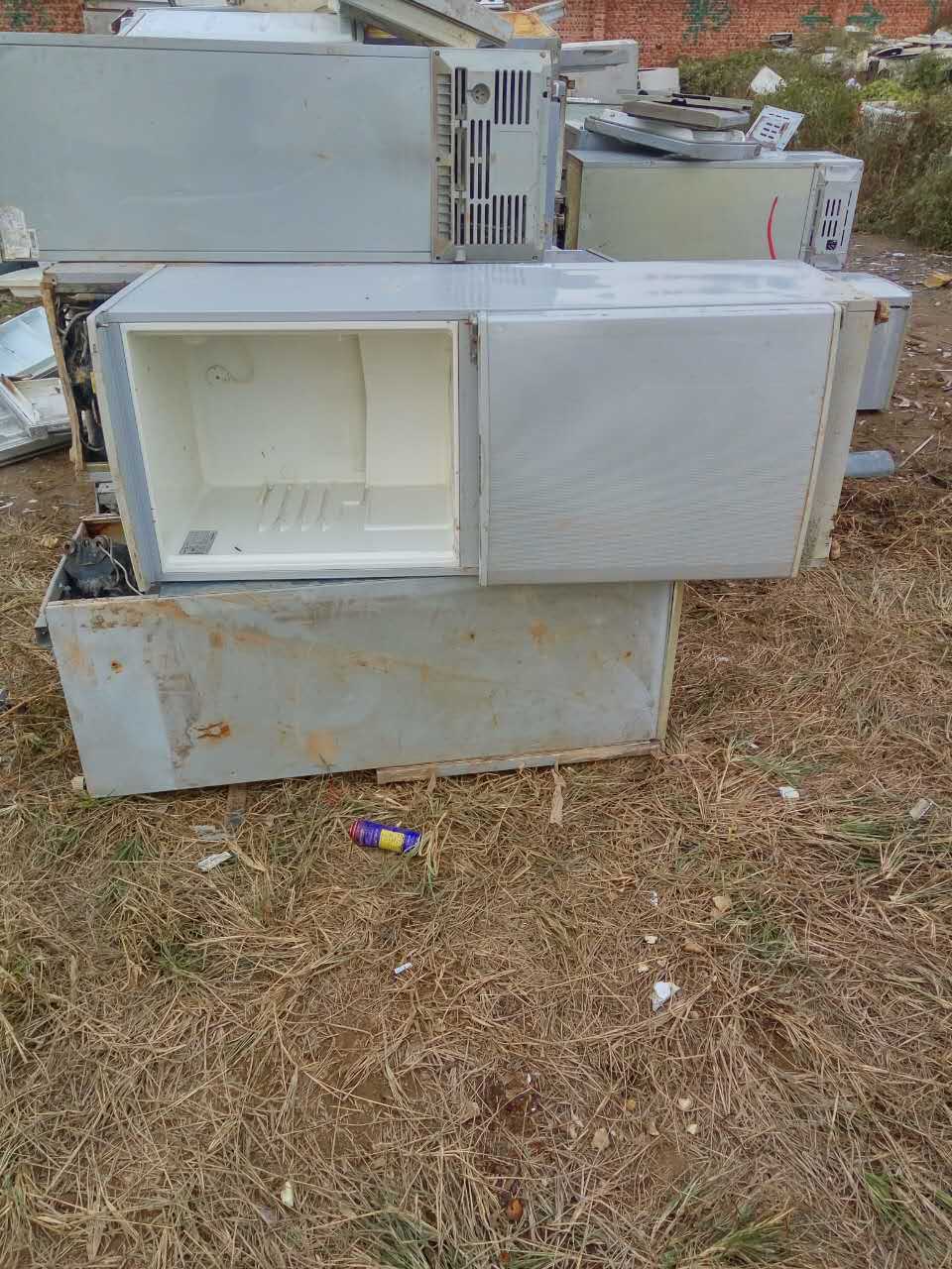 废旧冰箱